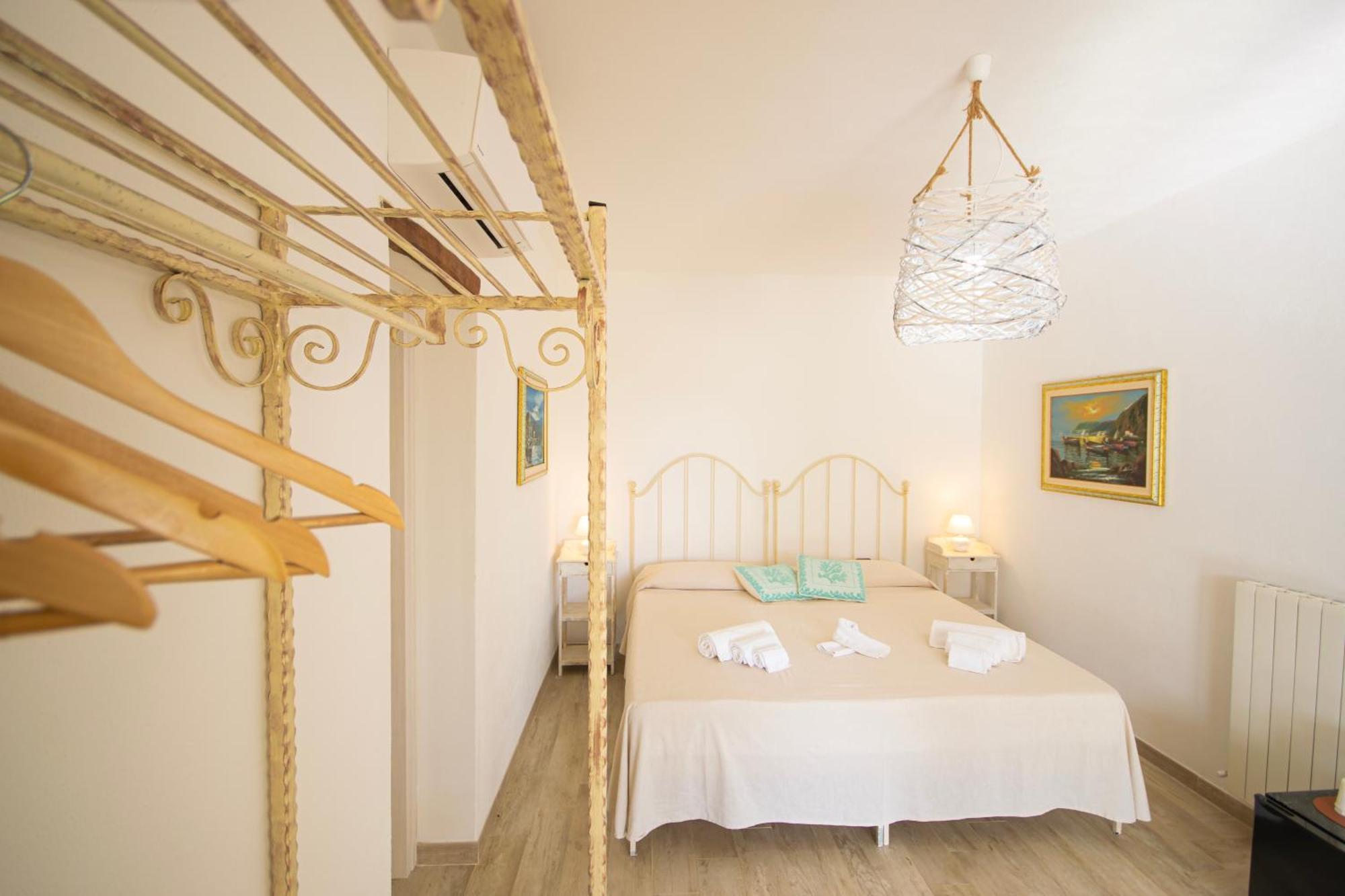 Hotel Essenza Di Mirto La Caletta Room photo